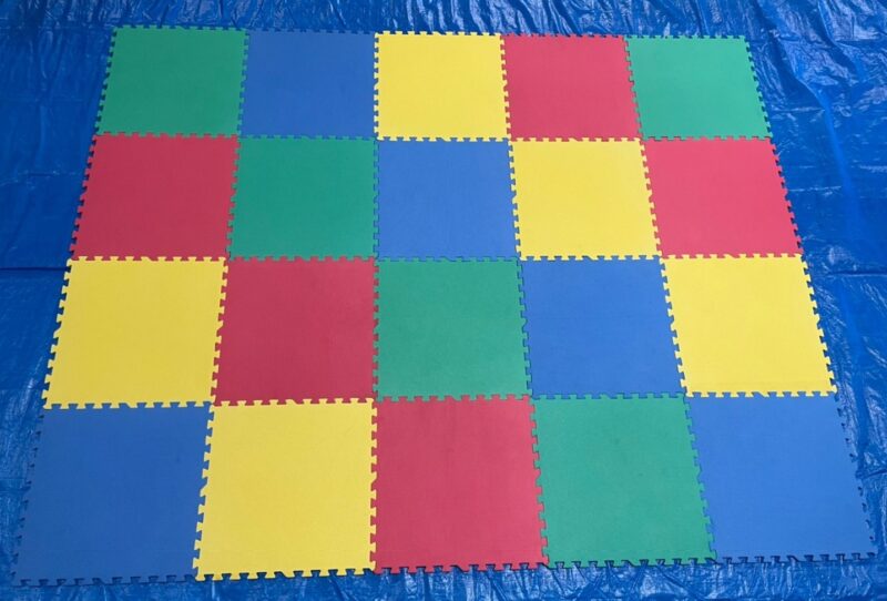 屋内用マットレンタル（子供たちが元気に遊んでいる。怪我をしないように床にマットがあれば安心。）